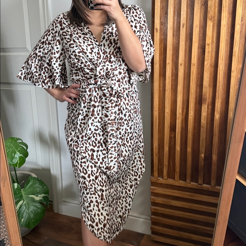 White Closet Cheetah Animal Print tie waist Dress.‎ S NWT
